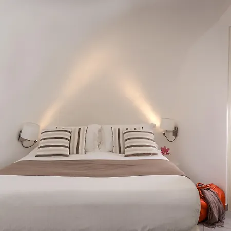 White Santorini Hotell 3*