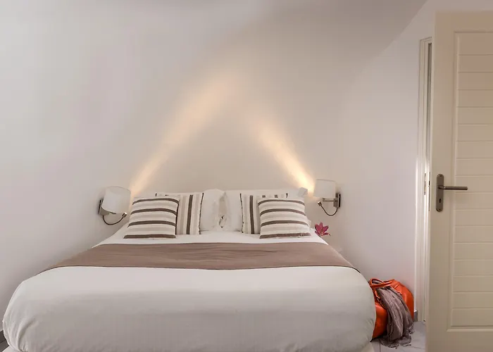 White Santorini Hotell 3*